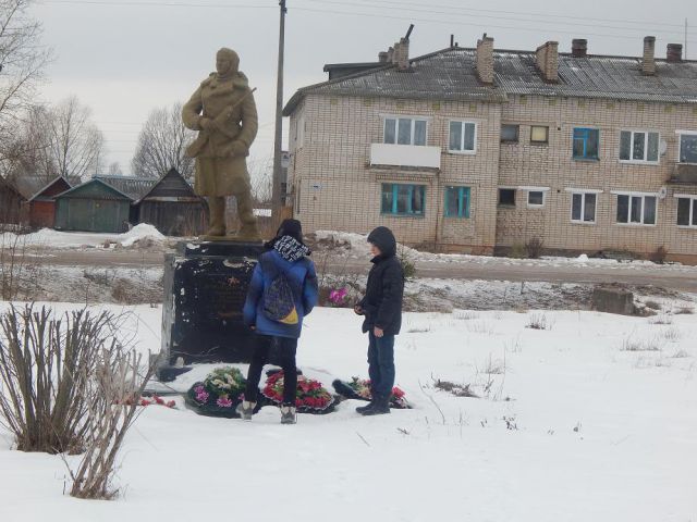 цветы к памятнику