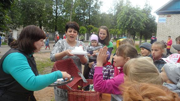 библиотекари знакомят детей с предметами старины